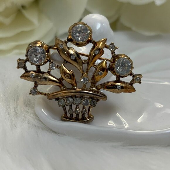 CROWN TRIFARI PAT PEND RHINESTONE FLOWER BOUQUET BROOCH - Picture 1 of 7